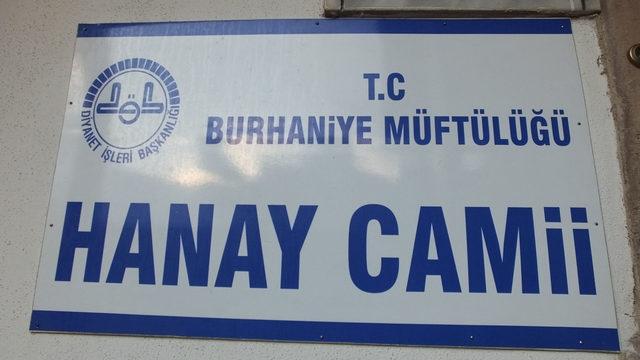 Altından yol geçen caminin mimarisi dikkat çekiyor