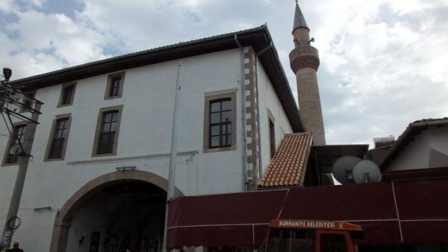Altından yol geçen caminin mimarisi dikkat çekiyor