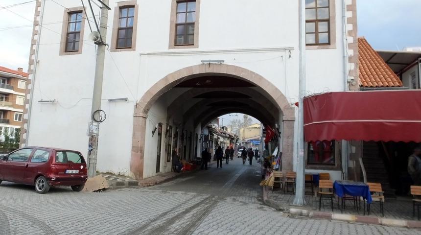 Altından yol ge&ccedil;en caminin mimarisi dikkat &ccedil;ekiyor