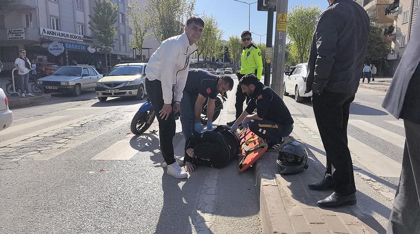 Bursa'da korkutan kaza! Motosiklet ile otomobil çarpıştı: 2 kişi yaralandı