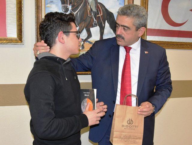 15 yaşındaki Furkan, kitabını Başkan Alıcık’a hediye etti