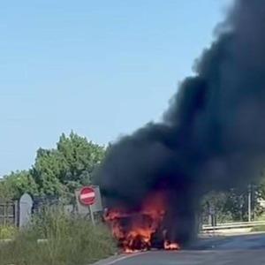 Aydın'da çarşaf yüklü kamyonet seyir halindeyken cayır cayır yandı! Kullanılamaz hale geldi