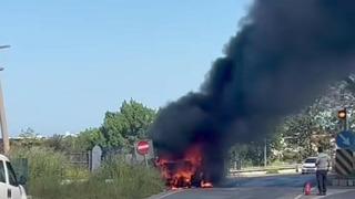 Aydın'da çarşaf yüklü kamyonet seyir halindeyken cayır cayır yandı! Kullanılamaz hale geldi