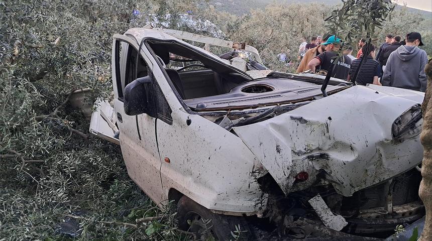 Kontrolden çıktı, tarlaya daldı! Hurdaya dönen kamyonetten burnu bile kanamadan çıktı