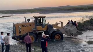 Suların yükselmesiyle 25 kişi oluşan adacıklarda mahsur kaldı! Kepçe yardımıyla kurtarıldılar