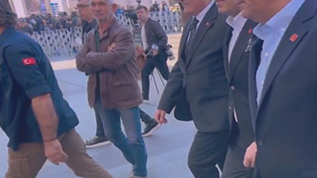Özgür Özel'i AKM girişinde de takip etmiş! Evlat katili saldırganın yeni görüntüleri