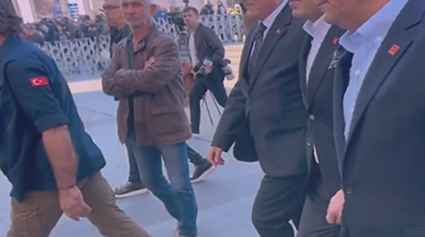 Özgür Özel'i AKM girişinde de takip etmiş! Saldırgan Selçuk Tengioğlu'nun yeni görüntüleri ortaya çıktı