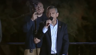 CHP lideri Özgür Özel Ankara'da partililere seslendi: "CHP böyle bir provokasyonla geri adım attırılacak bir parti değildir"