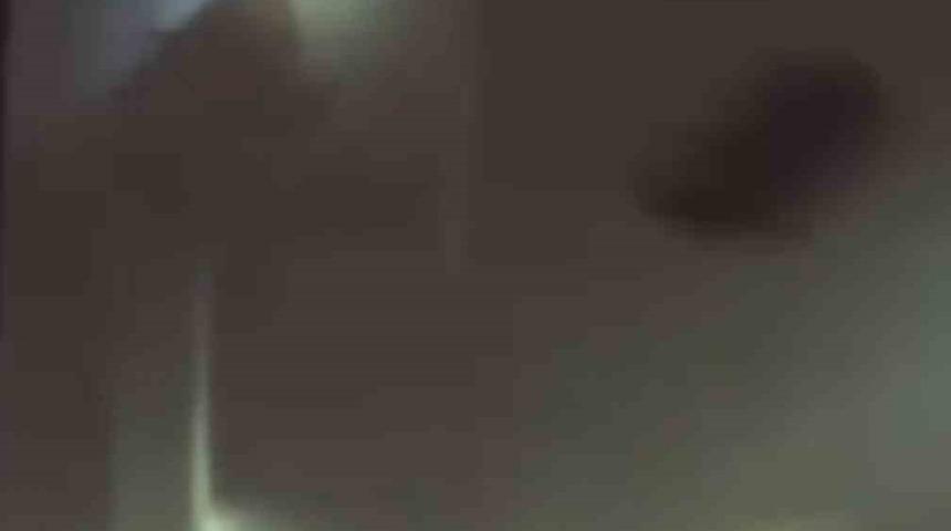 Şiddetli fırtına önüne ne aldıysa götürdü... O anlar kameralara yansıdı