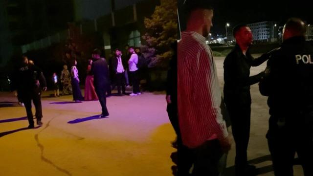 Tekme, tokat havada uçuştu... Düğünde çıkan kavgada polis memurları arada kaldı! Görevin değil mi? Ayırsana