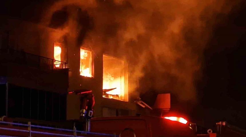 Konya’da 4 katlı apartmanda hem patlama hem de yangın meydana geldi: 1’i ağır 12 yaralı