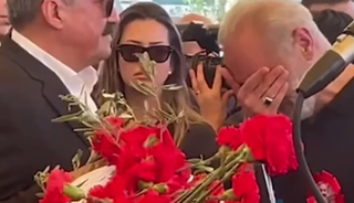 Tabutun başında gözyaşlarını tutamadı