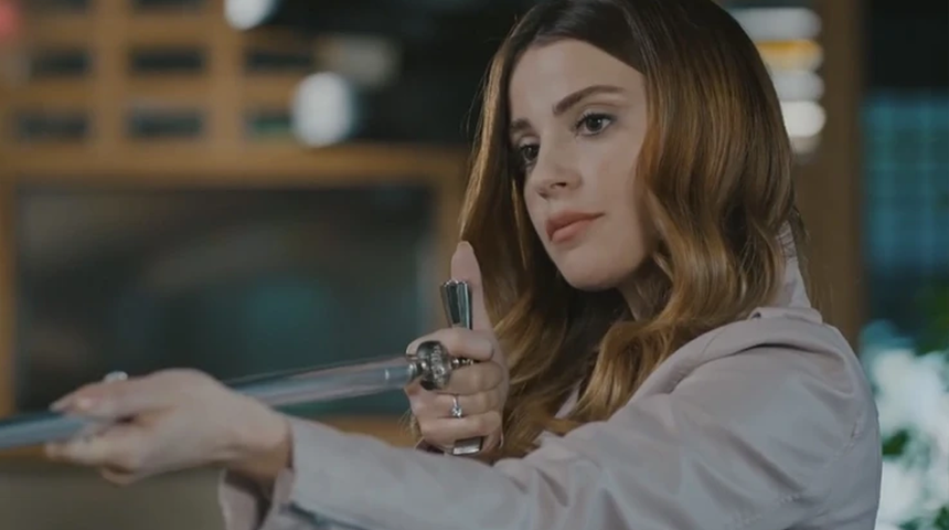 Ezgi Eyüboğlu göğüs dekoltesiyle dikkat çekti! Silikon iddiası