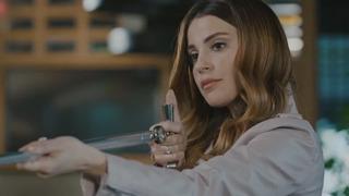 Ezgi Eyüboğlu göğüs dekoltesiyle dikkat çekti! Silikon iddiası