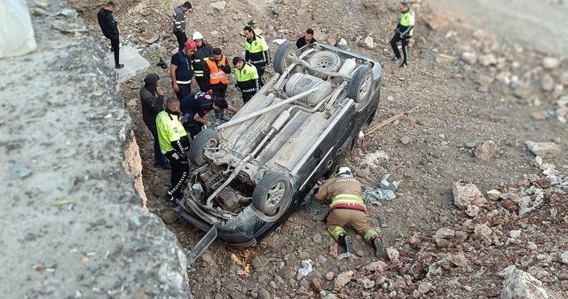 Ters dönen aracın sürücü yaralandı