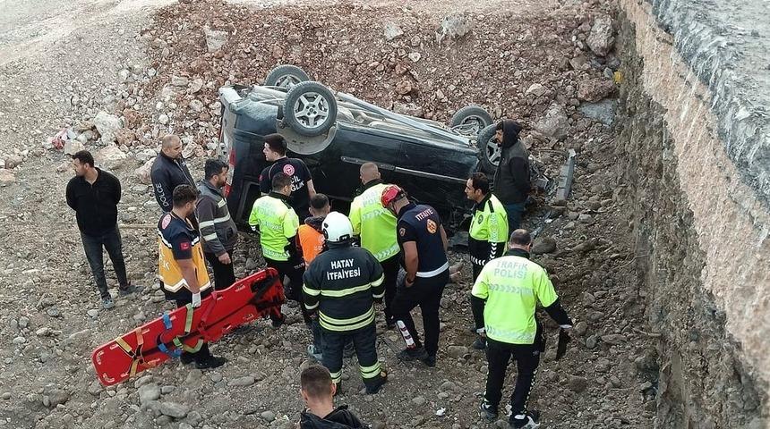 Takla atıp ters döndü! Aracın sürücüsü yaralandı
