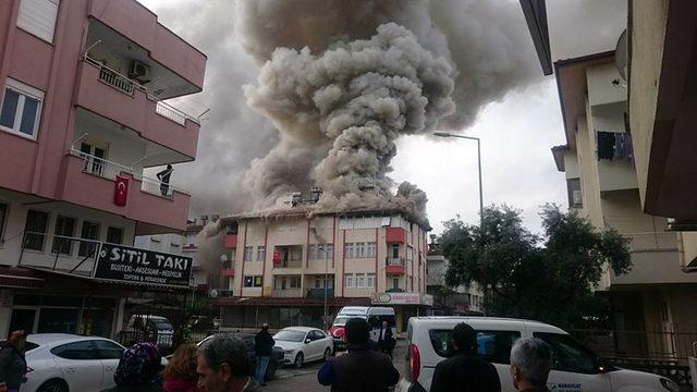 Manavgat'taki çatı yangını 2 saatte söndürüldü