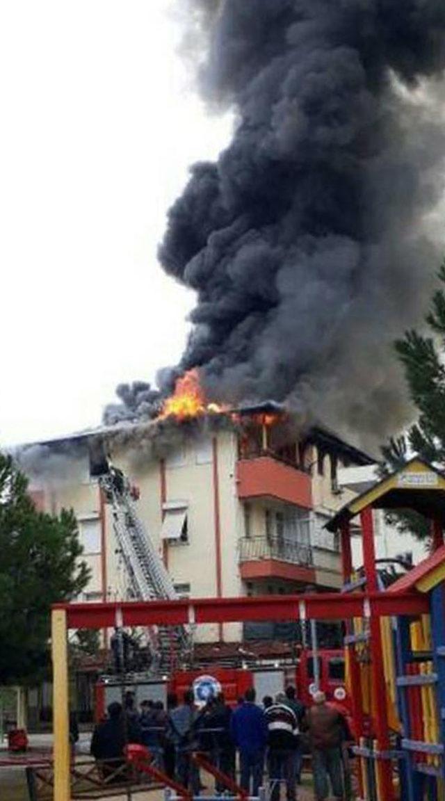 Manavgat'taki çatı yangını 2 saatte söndürüldü