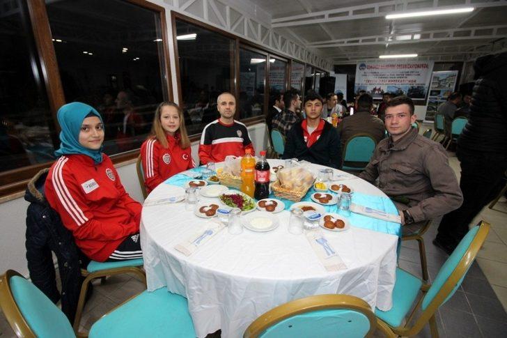 Osmaneli’de Mehmetçik onuruna destek yemeği G3