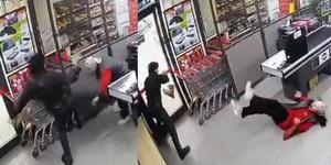 Markette korkunç olay! Kasiyere önce tekme ardından yumruk attı