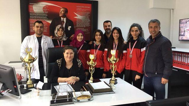 Diyarbakır’da okullararası kort tenisi müsabakaları