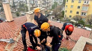 Apartman boşluğuna düşen iki çocuk AFAD ekipleri tarafından kurtarıldı