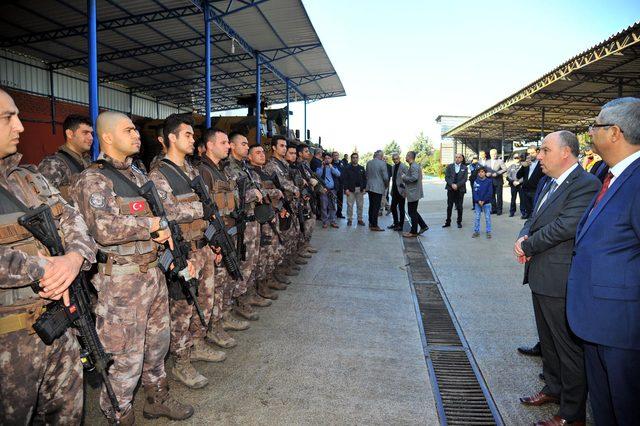 Osmaniye'den özel harekat polisleri 'Zeytin Dalı Harekatı' için uğurlandı