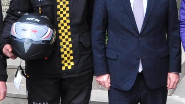 Vali Polat'tan kurallara uyan kuryelere kask hediyesi