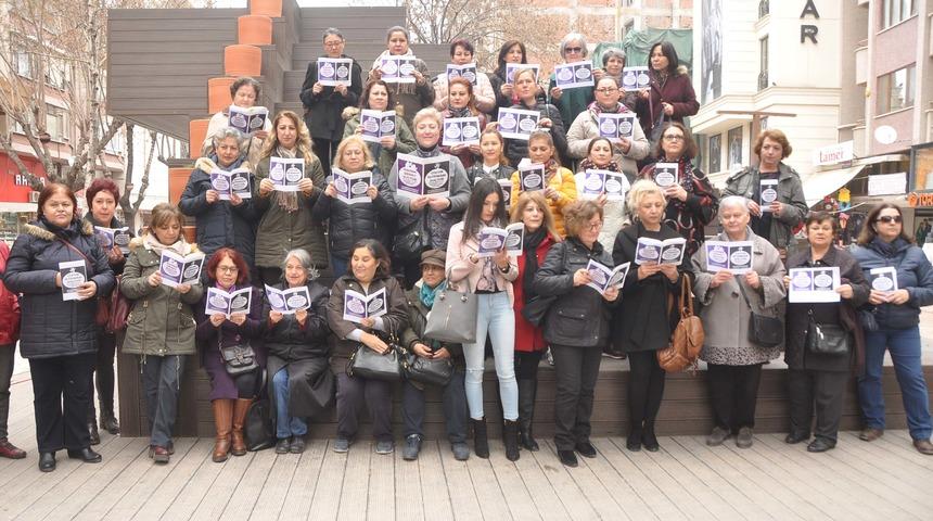 Kadınlardan &ccedil;ocuk istismarına karşı 'sessiz kitap okuma' eylemi