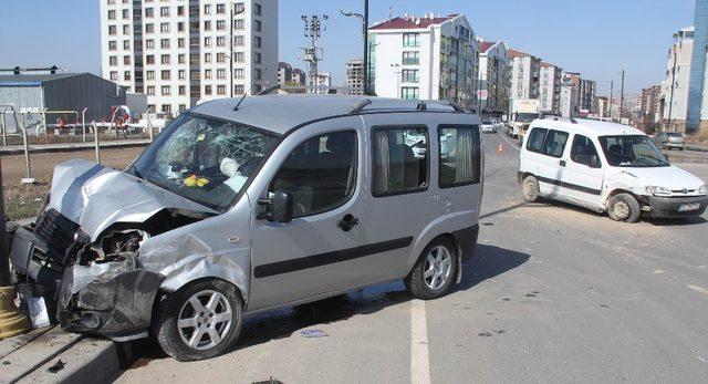 Sivas’ta iki hafif ticari araç çarpıştı: 6 yaralı