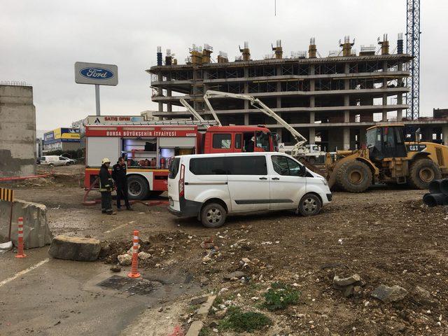 Bursa'da iş makinesi doğal gaz hattı borusunu patlattı