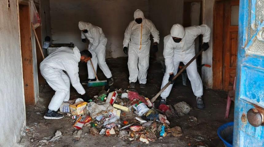 Kötü koku adeta mahalleyi sarmıştı: Evinden 1 kamyon dolusu çöp çıktı! 