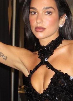 Şeffaf eteğiyle sokaklarda! Tarzıyla sosyal medyayı ikiye böldü