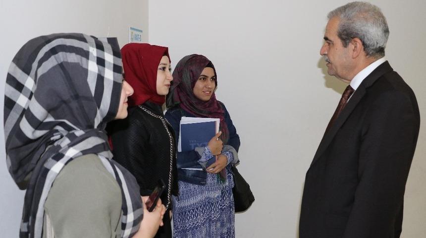 &Ouml;ğrenciler gen&ccedil;lik merkezlerinde eğitim g&ouml;rmeye devam ediyor