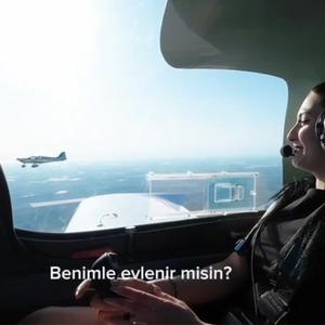 Gökyüzünde telsizle evlilik teklifi! 'Diz çökmemek için yaptın bunu değil mi'
