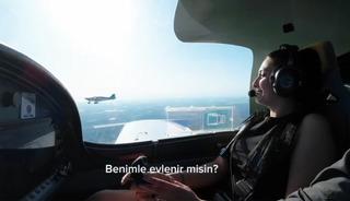 Gökyüzünde telsizle evlilik teklifi! 'Diz çökmemek için yaptın bunu değil mi'