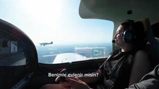 Gökyüzünde telsizle evlilik teklifi! 'Diz çökmemek için yaptın bunu değil mi'