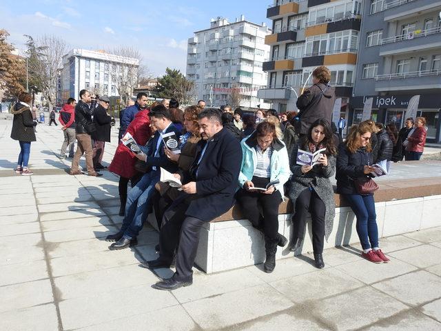 CHP'li kadınlar çocuk istismarlarına oturma eylemiyle tepki gösterdi