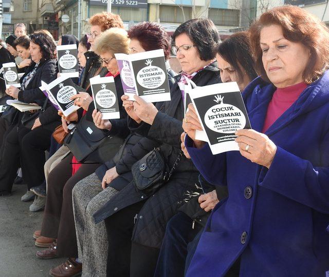 CHP'li kadınlar çocuk istismarlarına oturma eylemiyle tepki gösterdi