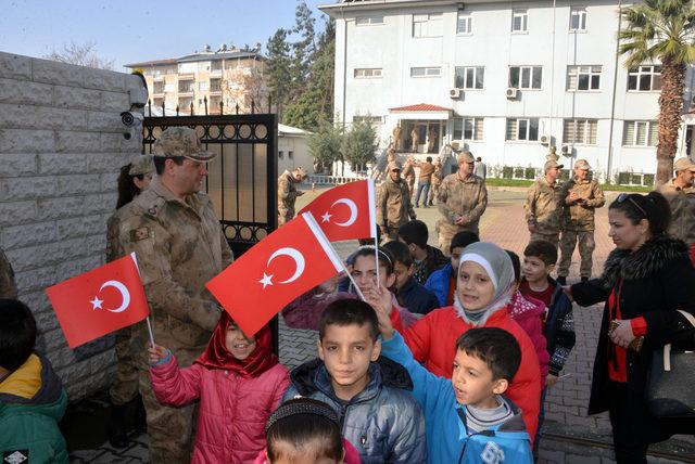 İlkokul öğrencileri, askerlerle birlikte komando yemini etti