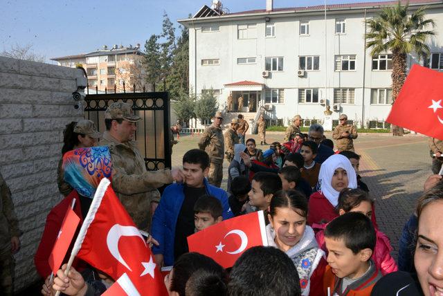 İlkokul öğrencileri, askerlerle birlikte komando yemini etti