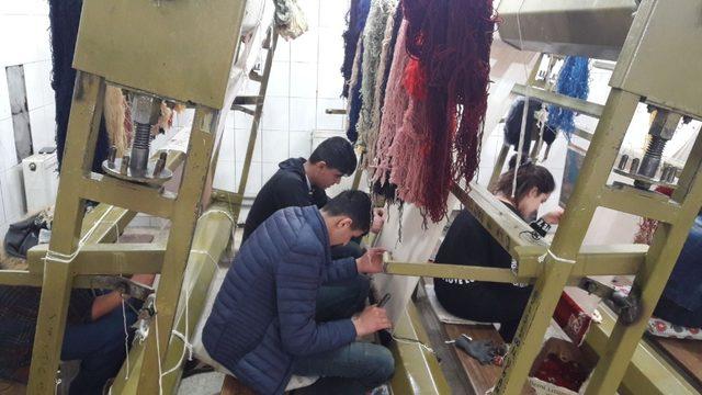 Cizreliler ‘Yöresel Kilim Dokuma’ kursuna yoğun ilgi gösteriyor