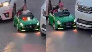 Otomobil, çocuğun bindiği akülü araca çarptı!