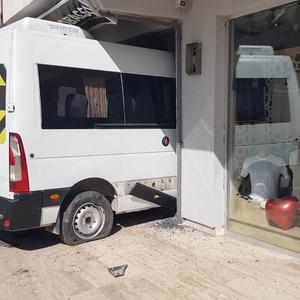 Faciadan dönüldü! Frenleri tutmayan öğrenci servisi iş yerine daldı