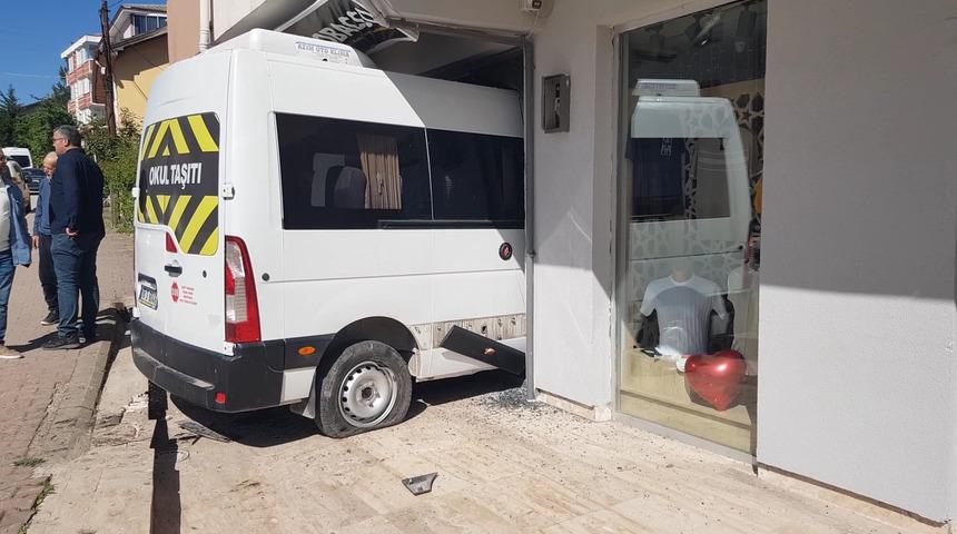Faciadan dönüldü! Frenleri tutmayan öğrenci servisi iş yerine daldı