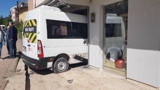 Faciadan dönüldü! Frenleri tutmayan öğrenci servisi iş yerine daldı