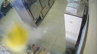 Lokantadaki düdüklü tencere bomba gibi patladı! Çalışan saniyelerle kurtuldu