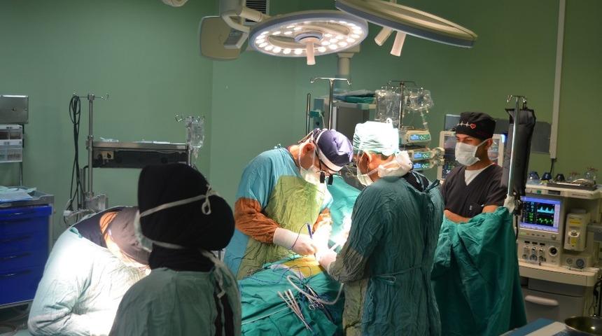 AE&Uuml; Eğitim ve Araştırma Hastanesinde by-pass ve şah damarı ameliyatı aynı anda ger&ccedil;ekleştirildi