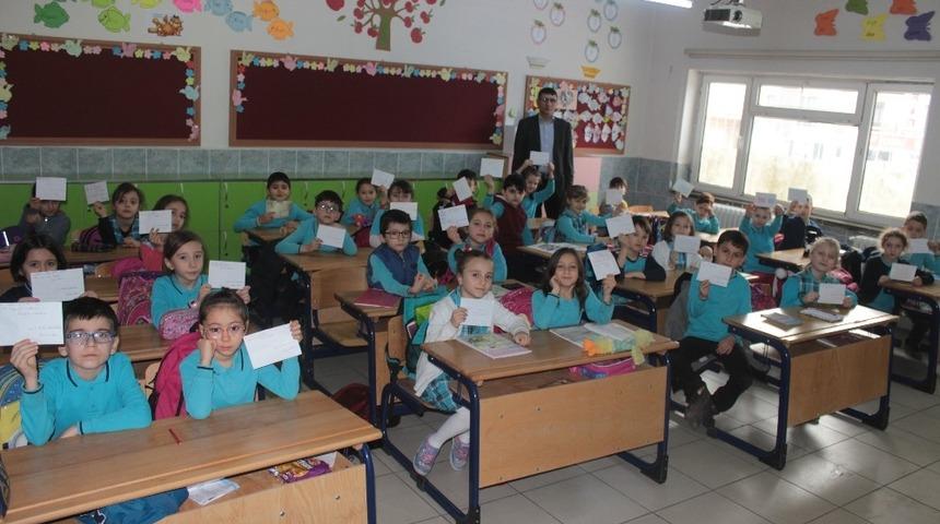 &Ouml;ğrenciler har&ccedil;lıklarını Mehmet&ccedil;ik Vakfı i&ccedil;in biriktirdi