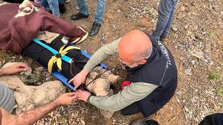 Uçurumdan düşen vatandaşı itfaiye ekipleri kurtardı